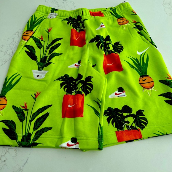 $60 Mens Size M Nike Court Cortez Plant Graphic Printed Sweatshorts DV9613-321 - Picture 1 of 9